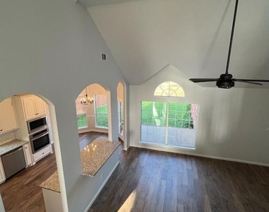 812 Hunters Glen - Photo Thumbnail 15