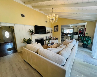 5224 Woodlake Avenue - Photo Thumbnail 27