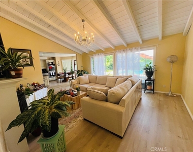 5224 Woodlake Avenue - Photo Thumbnail 29