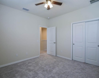 5609 Hometown Lane - Photo Thumbnail 16