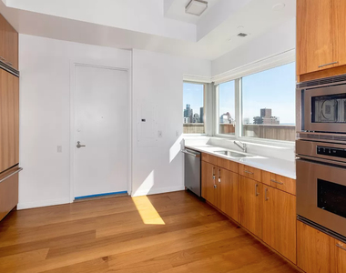 205 East 59th Street - Photo Thumbnail 1