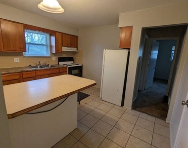 3325 S Oxford Ave Unit B - Photo Thumbnail 2