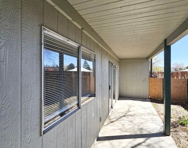 1057 W Melrose Street - Photo Thumbnail 12