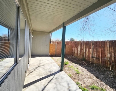 1057 W Melrose Street - Photo Thumbnail 11