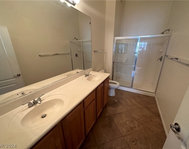 2305 W Horizon Ridge Parkway - Photo Thumbnail 14