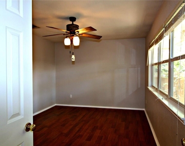 908 Brighton Bend Ln - Photo Thumbnail 11