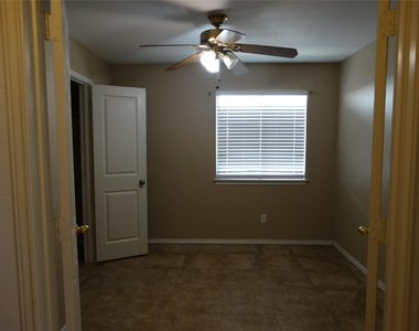 15305 Velias Way - Photo Thumbnail 6