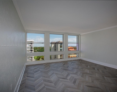 700 Biltmore Way - Photo Thumbnail 1