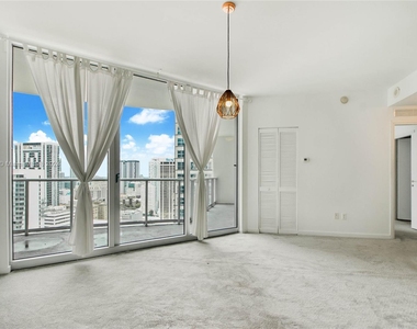 300 S Biscayne Blvd - Photo Thumbnail 4