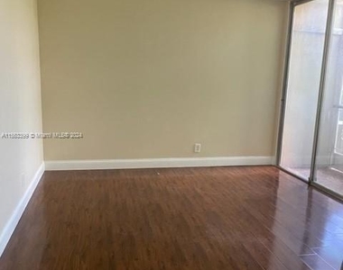 9421 Live Oak Pl - Photo Thumbnail 4