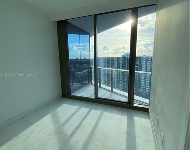 15701 Collins Ave - Photo Thumbnail 12