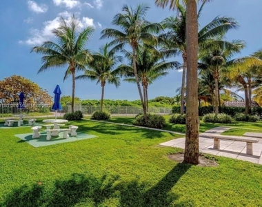 6061 Collins Ave - Photo Thumbnail 14