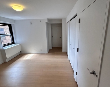 222 East 39th Street - Photo Thumbnail 5