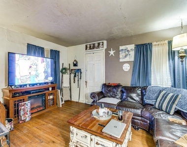 1018 Denton Street - Photo Thumbnail 5