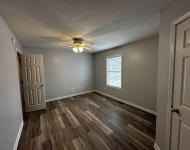 3511 S Oaklawn Circle - Photo Thumbnail 6