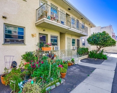 5313 Cahuenga Blvd - Photo Thumbnail 2