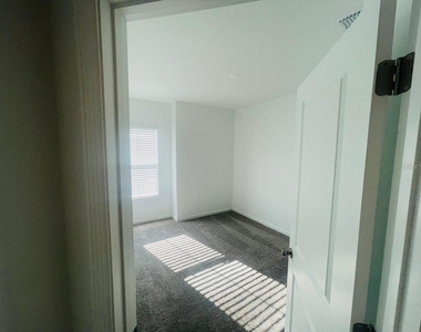 2877 Pierr Street - Photo Thumbnail 5