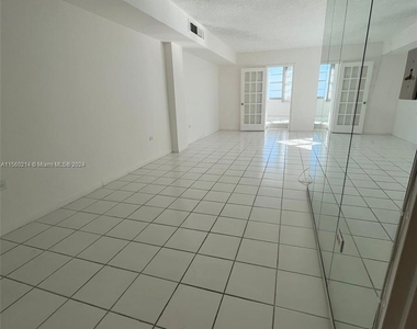 801 Brickell Bay Dr - Photo Thumbnail 4