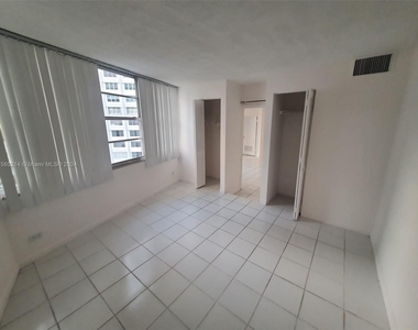 801 Brickell Bay Dr - Photo Thumbnail 16