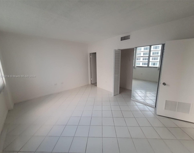 801 Brickell Bay Dr - Photo Thumbnail 17