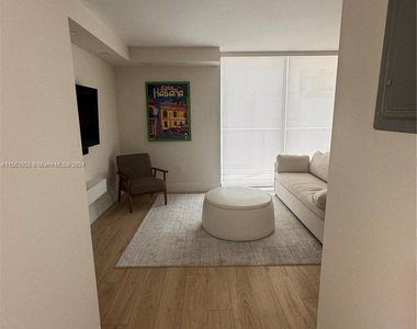 2457 Collins Ave - Photo Thumbnail 3