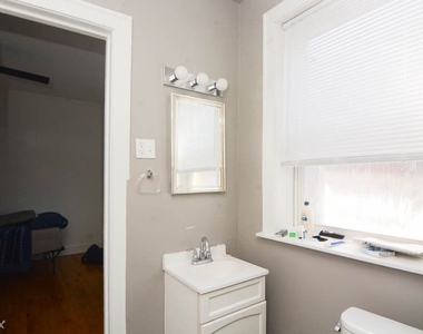 5516 N. Kenmore, Unit A104 - Photo Thumbnail 16