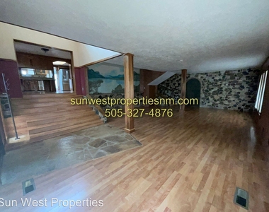 2425 Ridgeview Dr. - Photo Thumbnail 4