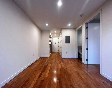 924 Metropolitan Avenue - Photo Thumbnail 2