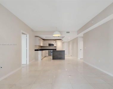 1010 Brickell Ave - Photo Thumbnail 5