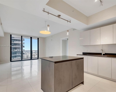 1010 Brickell Ave - Photo Thumbnail 12