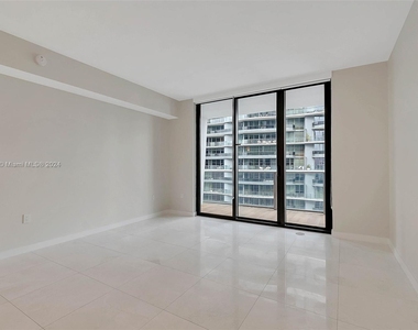 1010 Brickell Ave - Photo Thumbnail 3