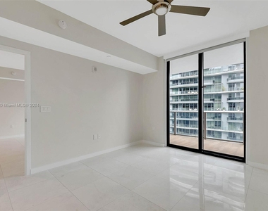 1010 Brickell Ave - Photo Thumbnail 9