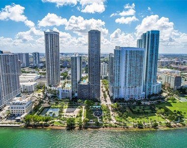 1750 N Bayshore Dr - Photo Thumbnail 4