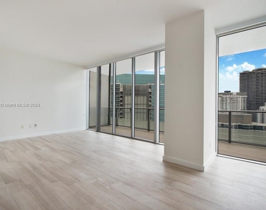 1300 Brickell Bay Dr - Photo Thumbnail 5