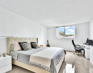 19380 Collins Ave - Photo Thumbnail 22