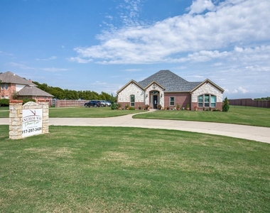 10809 West Cleburne Road - Photo Thumbnail 2