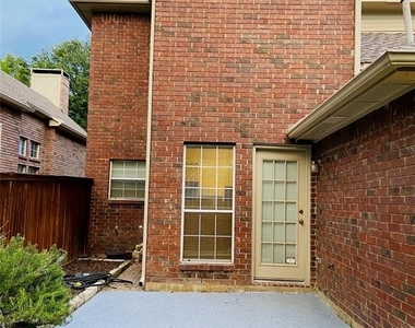 669 Nottingham Drive - Photo Thumbnail 4