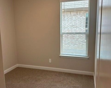 2320 Sun Star Drive - Photo Thumbnail 5