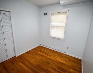 190 Zabriskie St - Photo Thumbnail 8