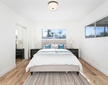 18536 Cantara Street - Photo Thumbnail 4