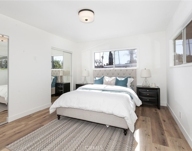 18536 Cantara Street - Photo Thumbnail 17