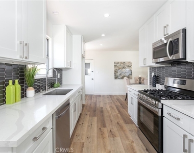 18536 Cantara Street - Photo Thumbnail 12