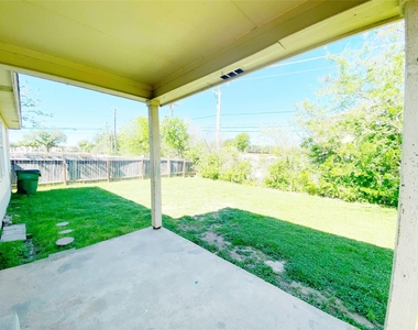 4011 Eagles Nest St - Photo Thumbnail 10