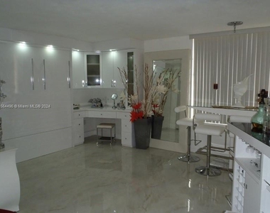 2899 Collins Ave - Photo Thumbnail 9