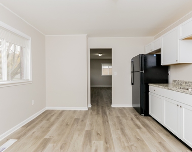 3424 N Richardt Avenue - Photo Thumbnail 4