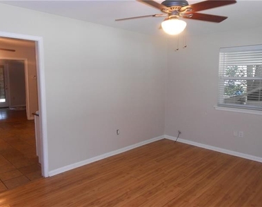 214 W Hickory Street - Photo Thumbnail 8