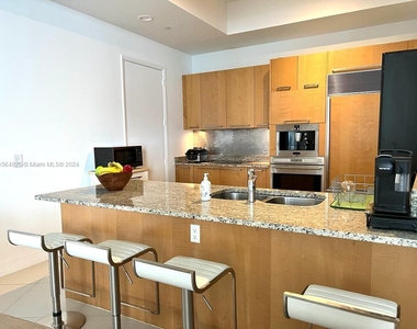 15811 Collins Ave - Photo Thumbnail 4