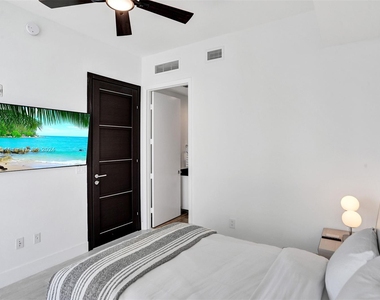 15901 Collins Ave - Photo Thumbnail 8