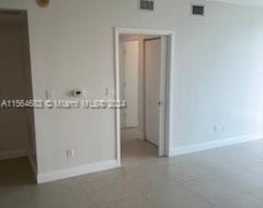 325 S Biscayne Blvd - Photo Thumbnail 18