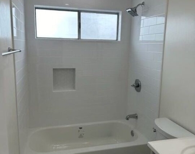 1007 N Laurel Ave - Photo Thumbnail 7